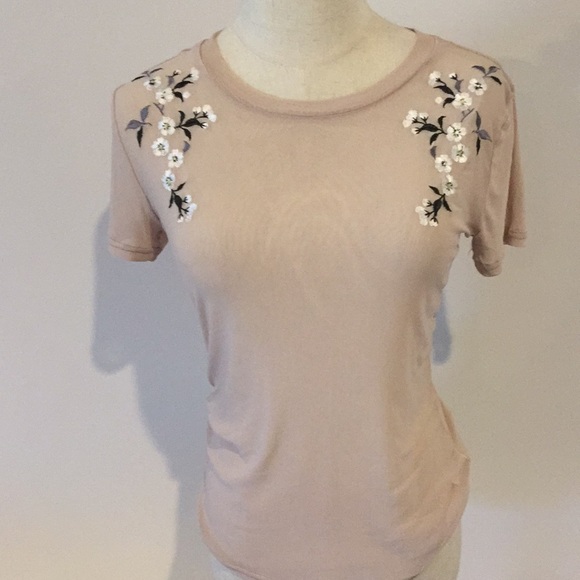 Glassons Tops - Glassons Cream TShirt with flowers